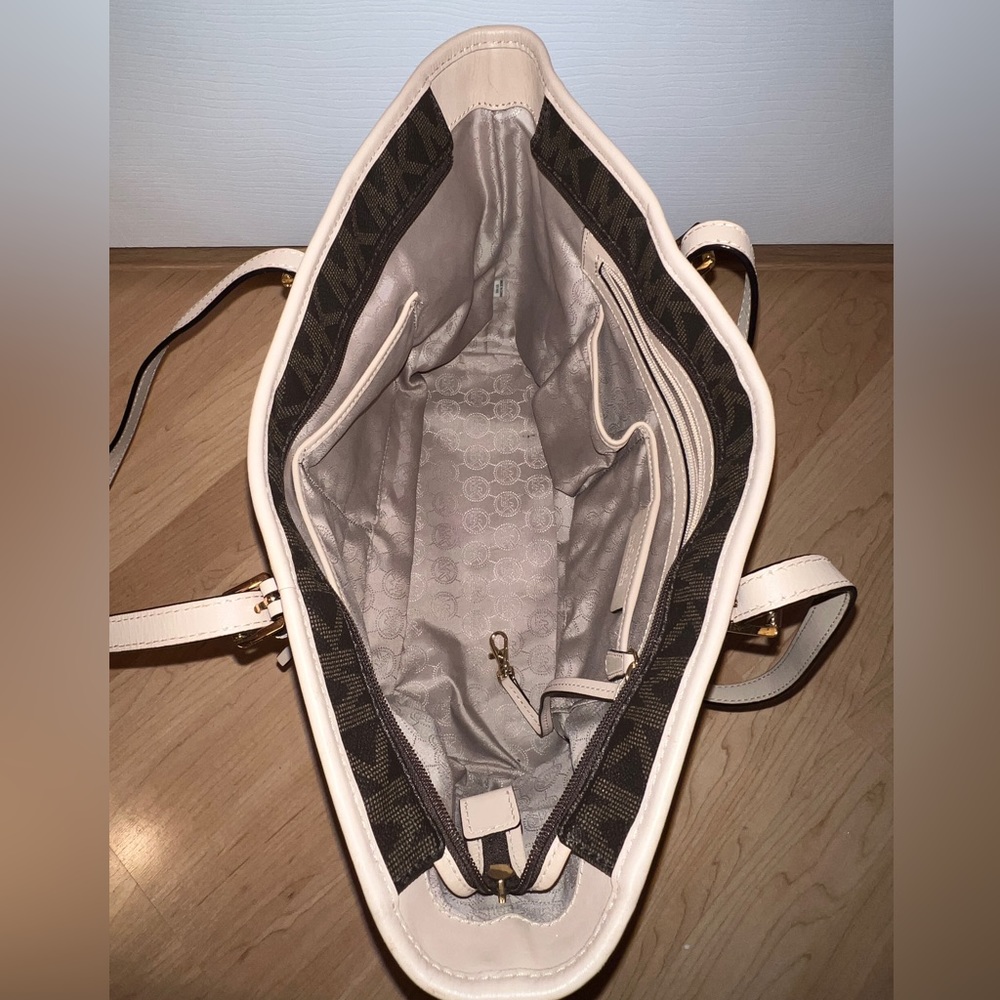 Michael Kors Bag In Pristine Condition. - image 4